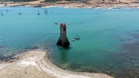 Tampak dari udara garis air Waduk Turkmenli mundur jauh hingga memperlihatkan dasar danau yang mengering di Marmara Ereglisi, Tekirdag, Turki, Selasa (11/8/2025). Krisis air akibat kekeringan diperparah musim panas ekstrem. REUTERS/Murad Sezer  