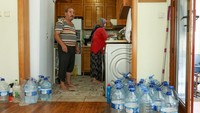 Warga sekitar mulai diminta melakukan penghematan air untuk keperluan rumah tangga dan pertanian. Beberapa lahan pertanian tepi waduk terpaksa beralih tanam atau berhenti produksi. REUTERS/Murad Sezer  