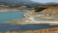 Fenomena mengeringnya waduk ini bukan hanya terjadi di Turkmenli, tetapi juga dialami beberapa bendungan lain di Turki barat. Kondisi tersebut memunculkan kekhawatiran terhadap ketahanan air jangka panjang. REUTERS/Murad Sezer  