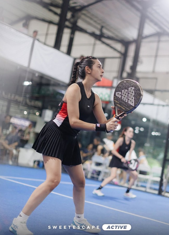 Tak hanya gemar berkuda, Nabila Syakieb belakangan juga menunjukkan minatnya di olahraga yang sedang hits saat ini, padel. Baru-baru ini ia memamerkan foto-foto dirinya saat sedang padel bersama sahabat artisnya, Yasmin Wildblood. Foto: Instagram/@nsyakieb85