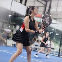 Tak hanya gemar berkuda, Nabila Syakieb belakangan juga menunjukkan minatnya di olahraga yang sedang hits saat ini, padel. Baru-baru ini ia memamerkan foto-foto dirinya saat sedang padel bersama sahabat artisnya, Yasmin Wildblood. Foto: Instagram/@nsyakieb85