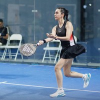 Nabila tampil kenakan tank top olahraga berwarna hitam dengan aksen garis merah dan putih di samping, memberi kesan sporty dan dinamis. Ia kemudian memadukannya dengan rok olahraga berwarna hitam model pleats, yang memberi tampilan feminin. Foto: Instagram/@nsyakieb85