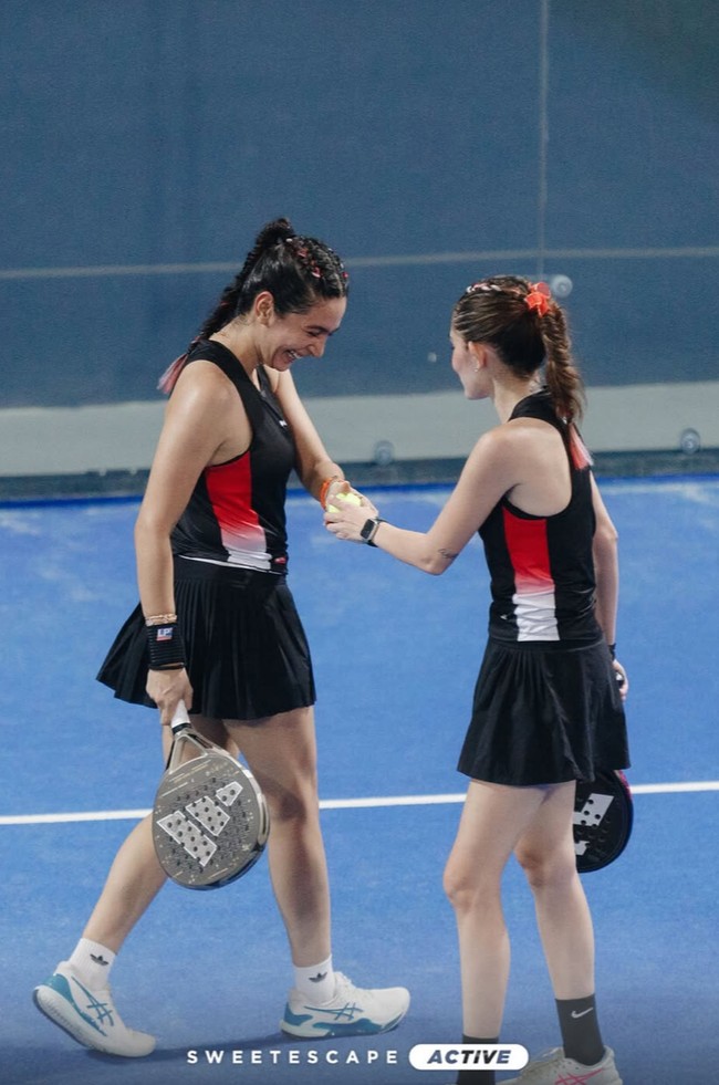 Jadi rekan satu tim, Yasmin juga tampil seragam mengenakan busana yang sama dengan Nabila. Keduanya terlihat kompak. Foto: Instagram/@nsyakieb85