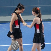 Jadi rekan satu tim, Yasmin juga tampil seragam mengenakan busana yang sama dengan Nabila. Keduanya terlihat kompak. Foto: Instagram/@nsyakieb85