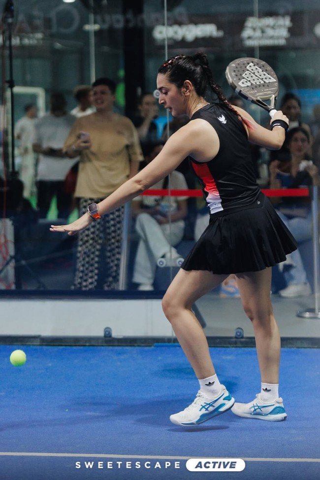 Melengkapi penampilannya, Nabila terlihat mengenakan wristband hitam dan smartwatch. Ia juga mengenakan sepatu olahraga berwarna putih dengan detail warna biru muda, lengkap dengan kaos kaki putih dengan panjang di atas mata kaki. Foto: Instagram/@nsyakieb85