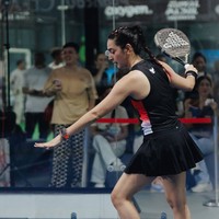 Melengkapi penampilannya, Nabila terlihat mengenakan wristband hitam dan smartwatch. Ia juga mengenakan sepatu olahraga berwarna putih dengan detail warna biru muda, lengkap dengan kaos kaki putih dengan panjang di atas mata kaki. Foto: Instagram/@nsyakieb85