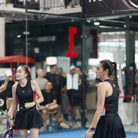 Tak hanya kompak dalam hal busana, gaya rambut Nabila dan Yasmin juga terlihat mirip. Keduanya memilih mengikat rambutnya ke belakang. Nabila sendiri tampak mengepang ponytail rambutnya agar tak mengganggu saat bermain. Foto: Instagram/@nsyakieb85