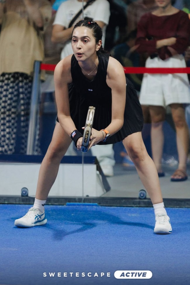 Yang tak kalah curi atensi ialah wajah Nabila yang tetap terlihat cantik meski tanpa pulasan makeup sedikitpun. Meski sudah berusia 39 tahun namun wajahnya masih terlihat mulus dan glowing tanpa noda serta kerutan. Foto: Instagram/@nsyakieb85