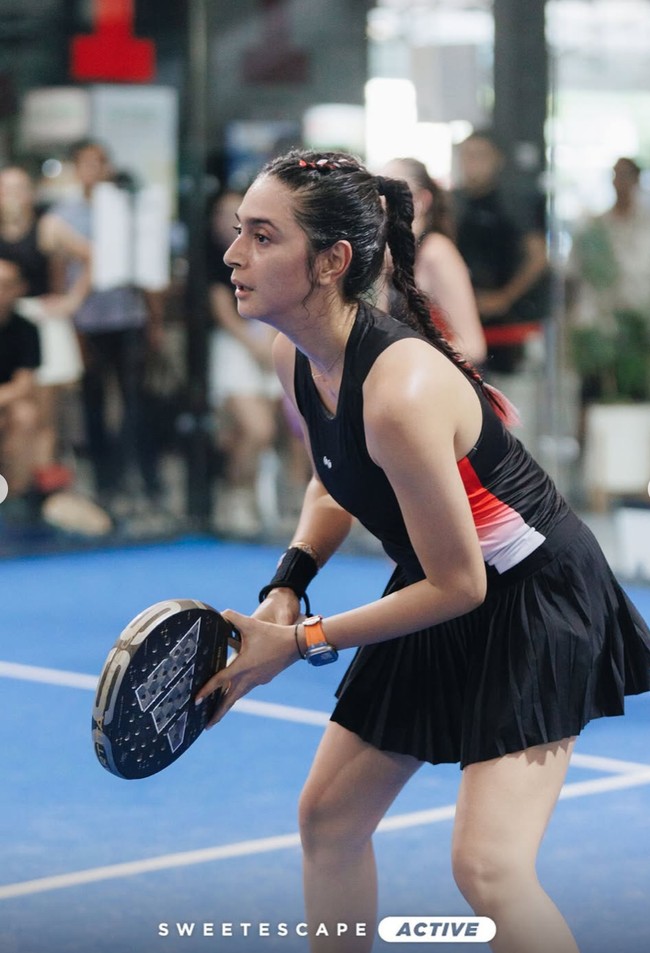 Ibu 2 orang anak itu tampak begitu energik dan serius saat bermain. Dengan tubuh langsing dan wajah rupawan, Nabila pancarkan pesona hot mom. Foto: Instagram/@nsyakieb85