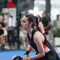 Ibu 2 orang anak itu tampak begitu energik dan serius saat bermain. Dengan tubuh langsing dan wajah rupawan, Nabila pancarkan pesona hot mom. Foto: Instagram/@nsyakieb85