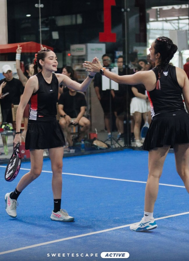 Di keterangan unggahannya sendiri Nabila mengungkapkan jika dirinya dan Yasmin sudah bersahabat selama 17 tahun. Sama-sama sudah menjadi ibu, pesona keduanya masih begitu memukau dan bikin terpana. Foto: Instagram/@nsyakieb85