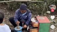Penjual rujak bebek ini juga menarik perhatian anaknya, Issa. Issa terlihat langsung menghampiri penjual tersebut. Foto: TikTok @teamnwip