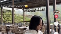 Melalui unggahan Instagram Story Nikita Willy menunjukkan momen ketika berlibur bersama anak-anaknya ke salah satu daerah di Jawa Barat. Memang tidak diberi tahu lokasi pastinya, tetapi wanita ini diduga liburan di kawasan Puncak, Bogor. Foto: TikTok @teamnwip