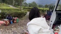 Setelah membeli mochi dan strawberry, istri Indra Priawan itu menemukan penjual rujak bebek kaki lima. Nikita lantas turun dari mobil buggy untuk membelinya. Foto: TikTok @teamnwip