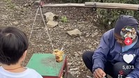 Issa melihat proses pembuatan rujak tradisional ini yang bahannya berupa buah segar ditumbuk bersamaan di dalam alu (ulekan kayu berukuran besar). Foto: TikTok @teamnwip