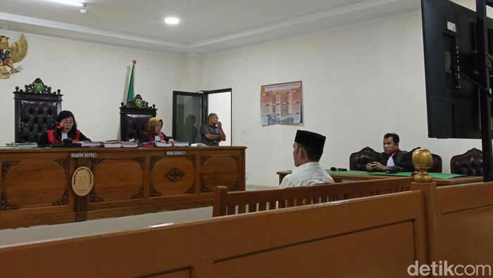 Oknum pegawai bank Andi Haeruddin saat dijatuhi hukuman atas perkara sindikat uang palsu di PN Sungguminasa, Gowa.