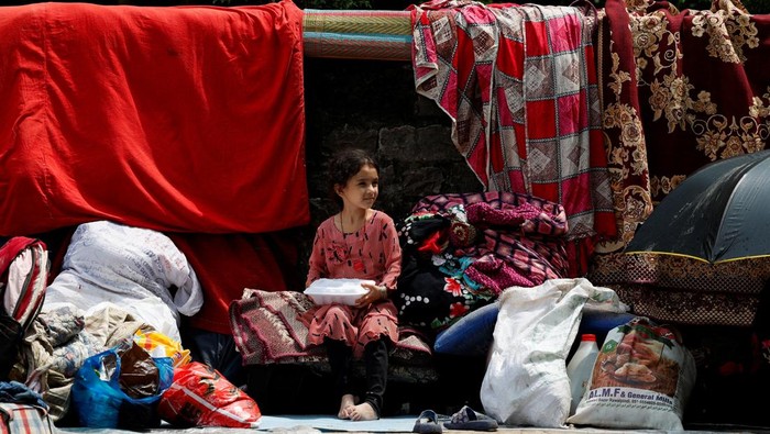 Sejumlah keluarga Afghanistan terpaksa mengungsi di taman umum Islamabad. Deportasi dilakukan menjelang tenggat resmi pemerintah Pakistan.