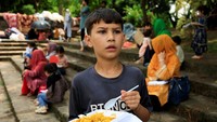 Mereka terpaksa beradaptasi di ruang terbuka tanpa jaminan masa depan. REUTERS/Akhtar Soomro