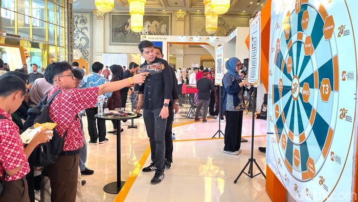 Para peserta LPS Financial Festival saat mengikuti games di booth LPS. (Finta Rahyuni/detikSumut)