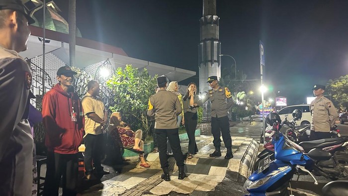 Polresta Pati dan warga saat berpatroli bersama di ruas jalan utama Kota Pati