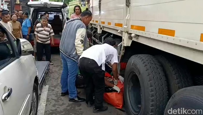 Pelajar SMK di Mojokerto tewas terlindas truk, Rabu (20/8/2025).