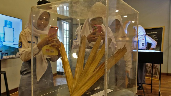 Pelajar Temanggung Kenali Sejarah Lewat Pameran Naskah Kuno Sejumlah pelajar mengamati koleksi naskah kuno pada pameran Aksara Gata di Gedung Sarana Budaya Temanggung, Jawa Tengah, Rabu (20/8/2025). Pameran naskah kuno, prasasti dan replika benda sejarah dari berbagai jenis aksara di Nusantara yang mengusung tema
