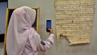 Pameran bertujuan untuk mengenalkan kembali aksara-aksara kuno kepada generasi muda sebagai salah satu bukti sejarah perjalanan peradaban. Foto: ANTARA FOTO/Anis Efizudin