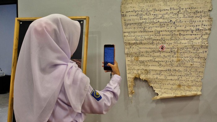 Sejumlah pelajar mengamati koleksi naskah kuno pada pameran Aksara Gata di Gedung Sarana Budaya Temanggung, Jawa Tengah, Rabu (20/8/2025). Pameran naskah kuno, prasasti dan replika benda sejarah dari berbagai jenis aksara di Nusantara yang mengusung tema 