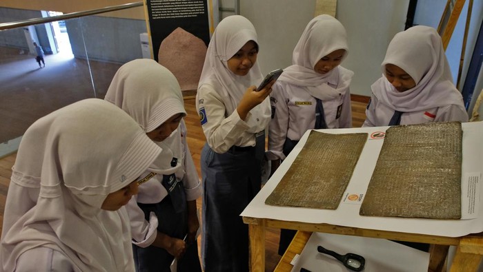 Sejumlah pelajar mengamati koleksi naskah kuno pada pameran Aksara Gata di Gedung Sarana Budaya Temanggung, Jawa Tengah, Rabu (20/8/2025). Pameran naskah kuno, prasasti dan replika benda sejarah dari berbagai jenis aksara di Nusantara yang mengusung tema 