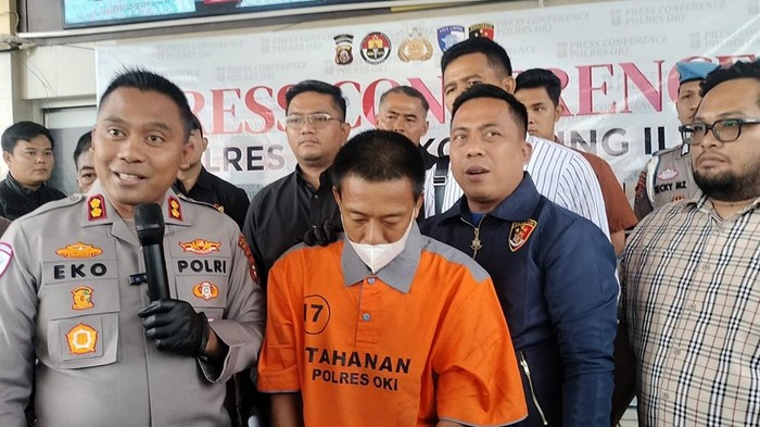 Pelaku pembunuhan di OKI saat dihadirkan dalam rilis ungkap kasus.