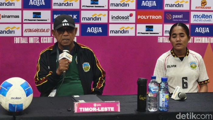 Pelatih Timnas Putri Timor Leste U-16, Emral Abus, saat konferensi pers di Stadion Manahan Solo, Rabu (20/8/2025).
