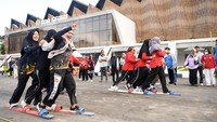 Anak-anak hingga dewasa ikut meramaikan lomba olahraga tradisional di Samarinda. Tradisi ini dihidupkan kembali untuk melestarikan permainan warisan budaya bangsa. Foto: ANTARA FOTO/M Risyal Hidayat 