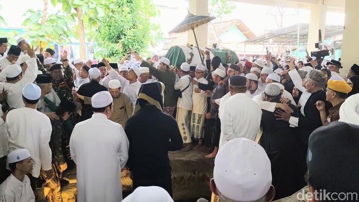 Pemakaman KH Thoifur Mawardi di Makam Pondok Pesantren Daarut Tauhid, Kelurahan Kedungsari, Kecamatan Purworejo, Rabu (20/8/2025) siang.