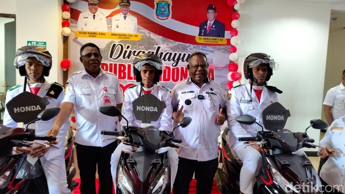 Pemberian hadiah 3 sepeda motor dari Presiden Prabowo Subianto ke 3 Paskibra diwakili oleh Gubernur Papua Barat Daya, Elisa Kambu.