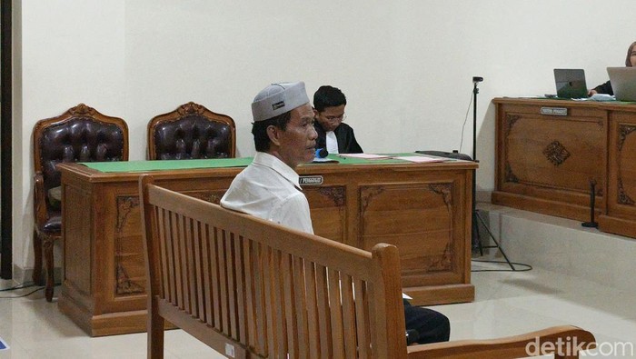 Pembuat uang palsu Rp 640 juta, Muhammad Syahruna, menjalani sidang tuntutan di PN Sungguminasa, Gowa.