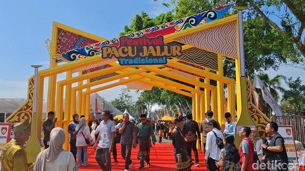 Pembukaan Festival Pacu Jalur di Kuansing, Riau. (Raja Adil Siregar/detikSumut)