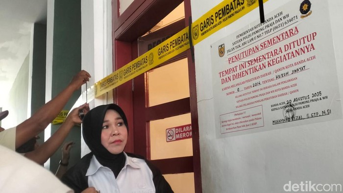 Pemkot Banda Aceh segel salah satu hotel di kawasan Lambaro Skep karena diduga menjadi tempat mesum. (Agus Setyadi/detikSumut)