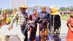 Potret Kostum Terbaik Arumi-Emil Dardak Dapat Hadiah Kambing