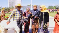 Gubernur Khofifah juga memberikan hadiah kepada perserta yang lain yang terpilih menggunkan kostum terbaik.