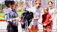 Momen itu juga diposting oleh istri Wagub Emil yakni Arumi Bachsin di Instagramnya @arumibachsin_94. Arumi kaget keluarganya menjadi salah satu pemenang dan menerima seekor kambing.