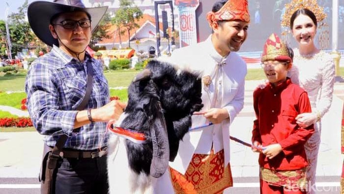 Pemprov Jatim berihadiah kambing kepada peserta upacara dengan kostum terbaik