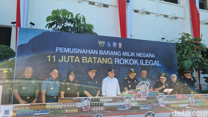 Pemusnahan 11,1 juta rokok ilegal di Balai Kota Surabaya.