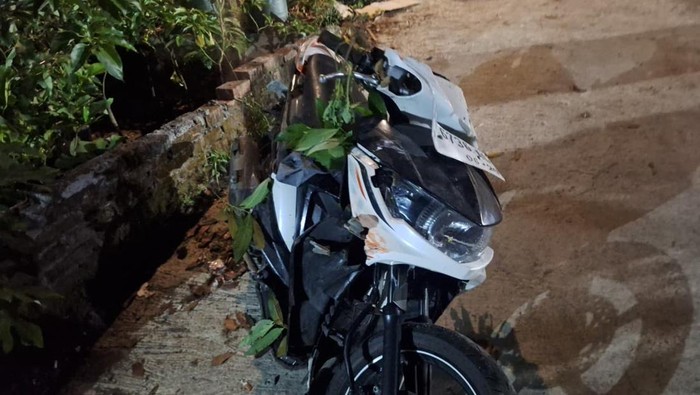 Sepeda motor milik korban yang mengalami kerusakan usai kecelakaan di Secang, Magelang, Rabu (20/8/2025).