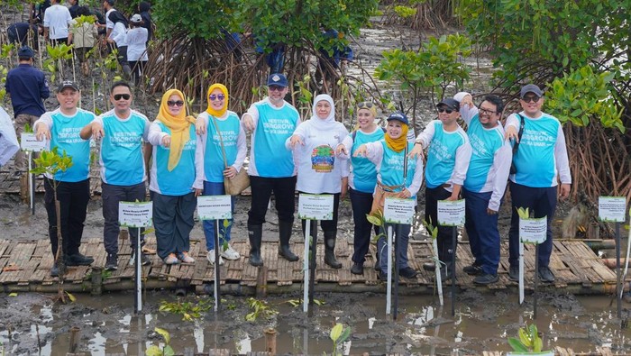 Penanaman mangrove oleh IKA UNAIR di Probolnggo.