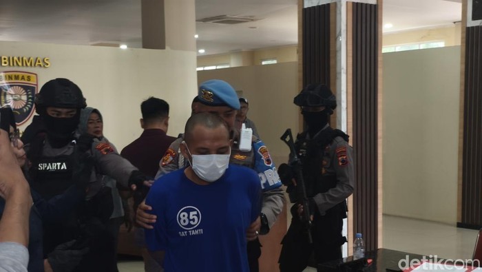 Konferensi pers kasus pemuda mencabuli sepupunya sendiri di Mapolresta Solo, Rabu (20/8/2025).