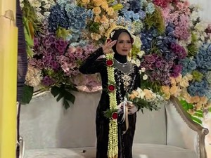 Viral! Pengantin Rayakan HUT RI ke-80 dengan Upacara di Pernikahan