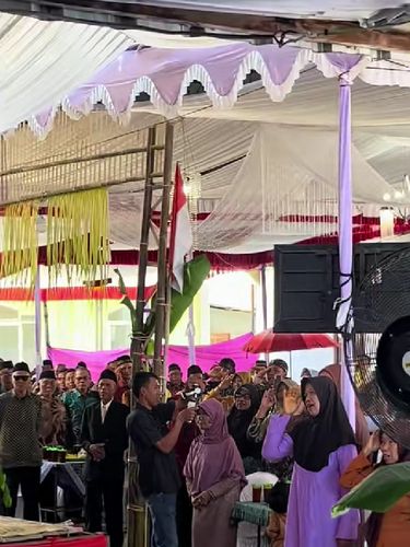 Pengantin dan tamu undangan kompak gelar upacara bendera saat resepsi 17 Agustus di Sragen, momen nasionalis ini viral dan menuai banyak pujian.