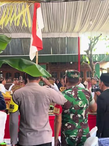 Pengantin dan tamu undangan kompak gelar upacara bendera saat resepsi 17 Agustus di Sragen, momen nasionalis ini viral dan menuai banyak pujian.