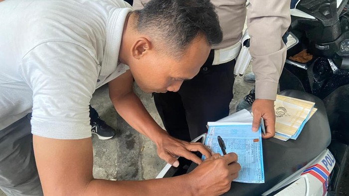 Pengendara moge masuk jalur mobil Suramadu ditilang.