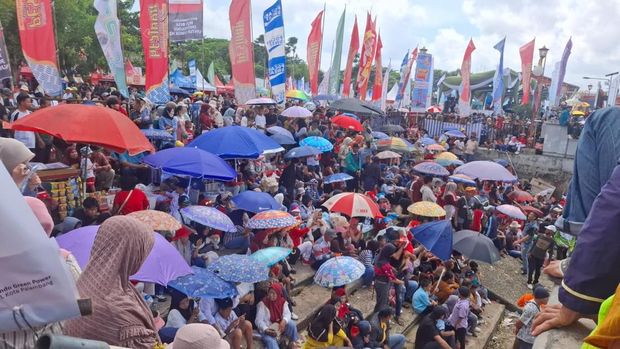 Penonton Festival Perahu Bidar Palembang 2025